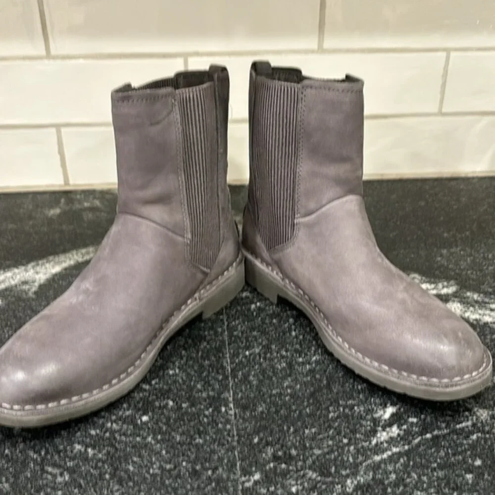 ✨ UGG Larra Charcoal Nubuck Leather Boots - Women's 7.5 ✨